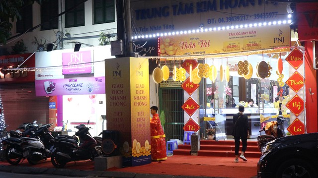 Ngày Thần tài, giá vàng SJC bị đẩy lên 37,5 triệu đồng/lượng, dân vẫn xếp hàng dài chờ mua - Ảnh 12. Ngày Thần tài, giá vàng SJC bị đẩy lên 37,5 triệu đồng/lượng, dân vẫn xếp hàng dài chờ mua - Ảnh 12.