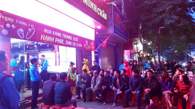 Ngày Thần tài, giá vàng SJC bị đẩy lên 37,5 triệu đồng/lượng, dân vẫn xếp hàng dài chờ mua - Ảnh 2. Ngày Thần tài, giá vàng SJC bị đẩy lên 37,5 triệu đồng/lượng, dân vẫn xếp hàng dài chờ mua - Ảnh 2.