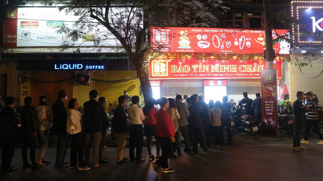 Ngày Thần tài, giá vàng SJC bị đẩy lên 37,5 triệu đồng/lượng, dân vẫn xếp hàng dài chờ mua - Ảnh 1. Ngày Thần tài, giá vàng SJC bị đẩy lên 37,5 triệu đồng/lượng, dân vẫn xếp hàng dài chờ mua - Ảnh 1.