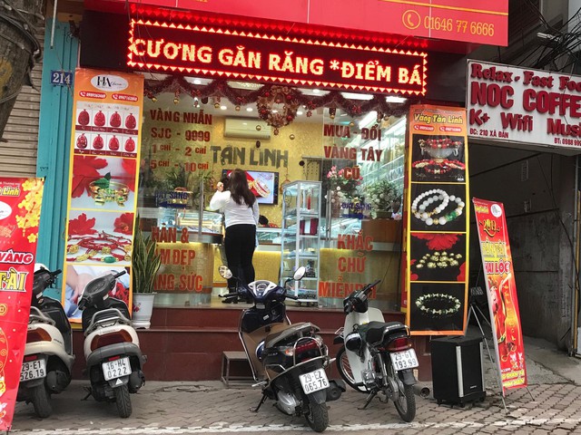 Ngày Thần tài, giá vàng SJC bị đẩy lên 37,5 triệu đồng/lượng, dân vẫn xếp hàng dài chờ mua - Ảnh 14. Ngày Thần tài, giá vàng SJC bị đẩy lên 37,5 triệu đồng/lượng, dân vẫn xếp hàng dài chờ mua - Ảnh 14.