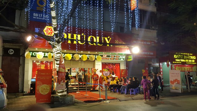 Ngày Thần tài, giá vàng SJC bị đẩy lên 37,5 triệu đồng/lượng, dân vẫn xếp hàng dài chờ mua - Ảnh 5. Ngày Thần tài, giá vàng SJC bị đẩy lên 37,5 triệu đồng/lượng, dân vẫn xếp hàng dài chờ mua - Ảnh 5.