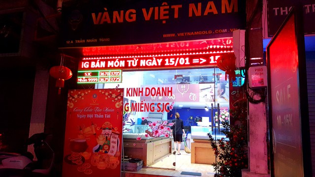 Ngày Thần tài, giá vàng SJC bị đẩy lên 37,5 triệu đồng/lượng, dân vẫn xếp hàng dài chờ mua - Ảnh 11. Ngày Thần tài, giá vàng SJC bị đẩy lên 37,5 triệu đồng/lượng, dân vẫn xếp hàng dài chờ mua - Ảnh 11.