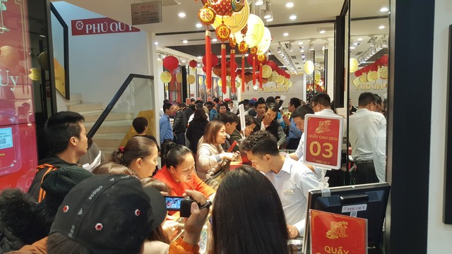 Ngày Thần tài, giá vàng SJC bị đẩy lên 37,5 triệu đồng/lượng, dân vẫn xếp hàng dài chờ mua - Ảnh 6. Ngày Thần tài, giá vàng SJC bị đẩy lên 37,5 triệu đồng/lượng, dân vẫn xếp hàng dài chờ mua - Ảnh 6.