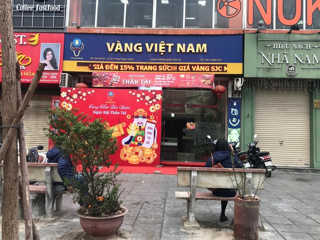 Ngày Thần tài, giá vàng SJC bị đẩy lên 37,5 triệu đồng/lượng, dân vẫn xếp hàng dài chờ mua - Ảnh 13. Ngày Thần tài, giá vàng SJC bị đẩy lên 37,5 triệu đồng/lượng, dân vẫn xếp hàng dài chờ mua - Ảnh 13.